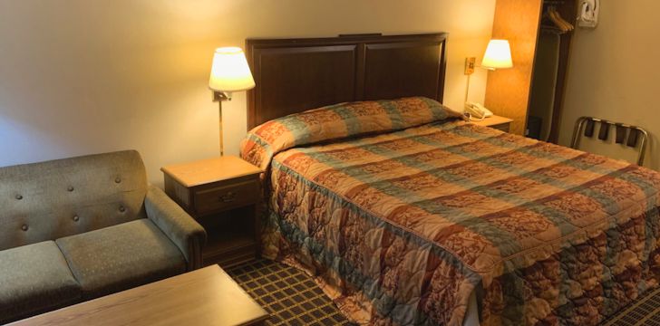 country-inn-deerwood-rooms-king-kitchenette-3 country-inn-deerwood-rooms-king-kitchenette-3